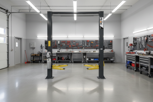 Elevador de 2 postes PEAK 210SAC con portería, 4.5 t, piso despejado y brazos súper asimétricos para autos y camionetas ligeras en taller