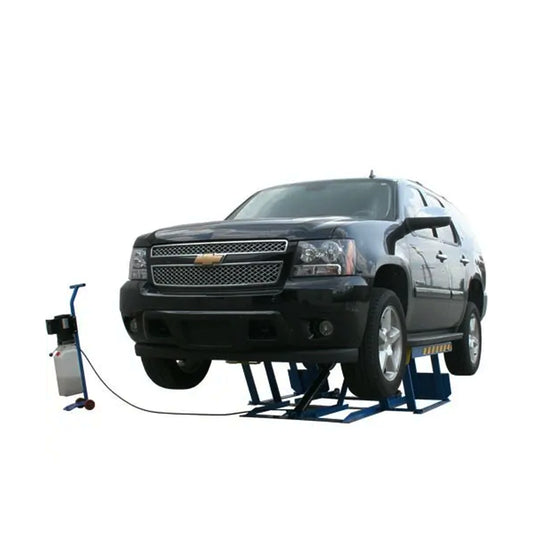 Rampa frenera Peak LR06 levantando camioneta Chevrolet, capacidad de carga de 2,800 kg. Elevador tijera de baja altura para pruebas de freno y suspensión en talleres automotrices.