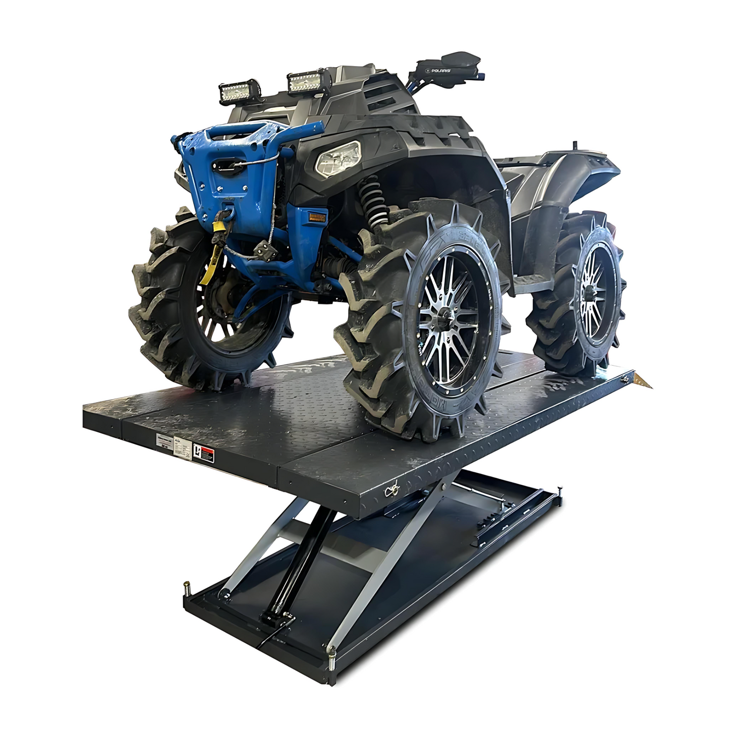 USCAR MC-600 elevador hidráulico con ATV sobre la plataforma. Mesa de 2.25 m de largo y 600 kg de capacidad, ideal para mantenimiento de suspensión y transmisión.