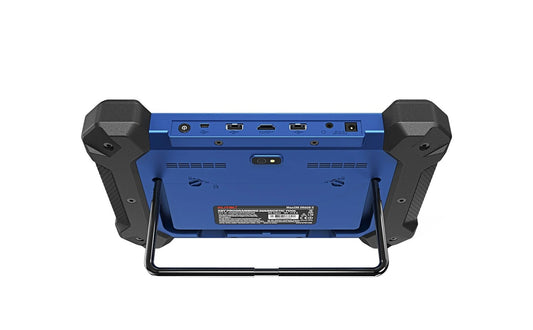 Parte trasera del escáner automotriz Autel MaxiIM IM608 PRO II mostrando puertos de conexión HDMI, USB, cámara y soporte metálico ajustable.