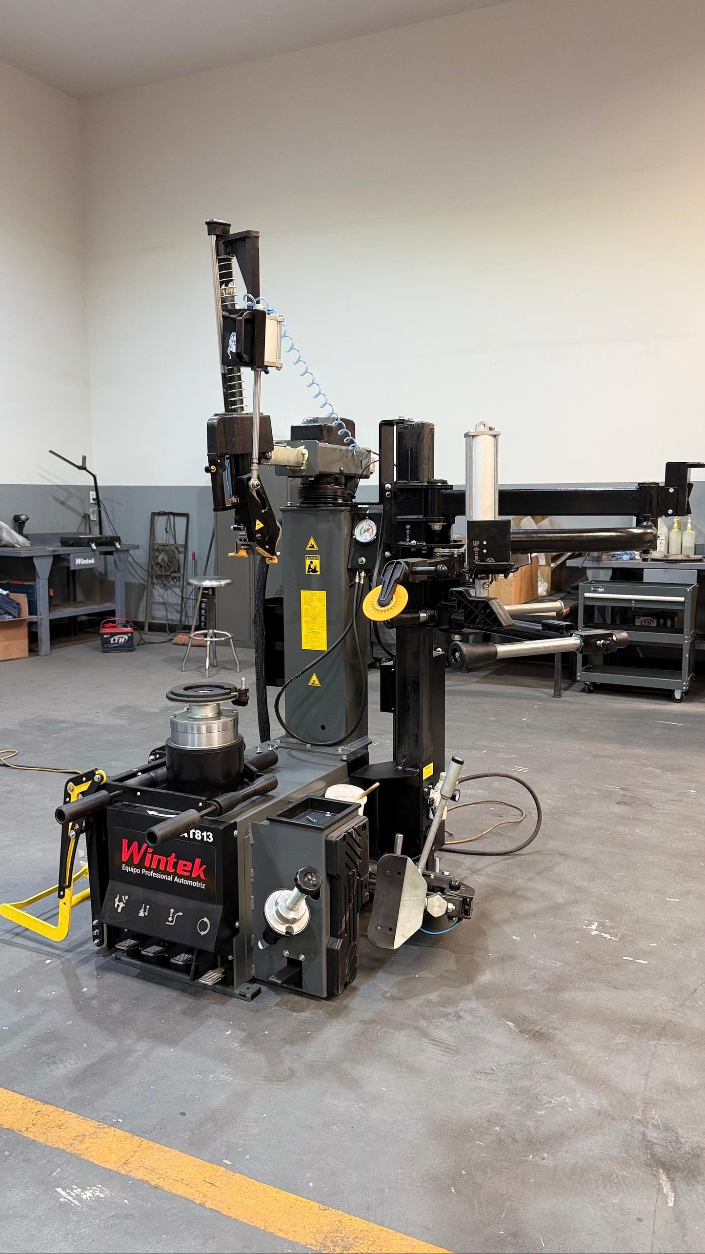 Wintek AT813 — Desmontadora electroneumática