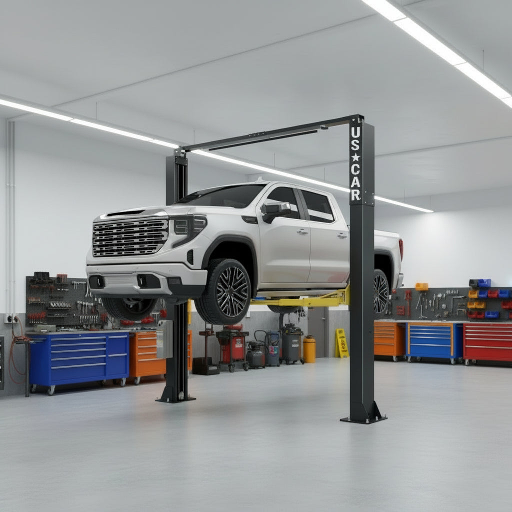 Elevador automotriz de 2 postes US-CAR US-10AC levantando pickup en taller mecánico, brazos asimétricos y travesaño superior para trabajar autos, SUVs y camionetas de hasta 10,000 lb.