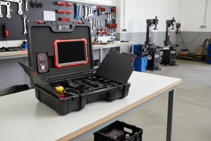 Maletín del Launch X431 PRO V5 con escáner, conectores y accesorios para diagnóstico automotriz completo.