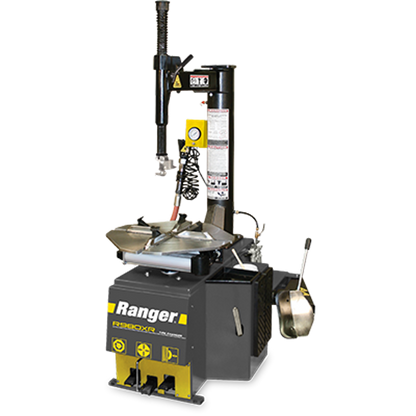 Desmontadora profesional Ranger R980XR de brazo oscilante, 30 pulgadas, con RimGuard, rompe-talones neumático y sistema TurboBlast de alto caudal.