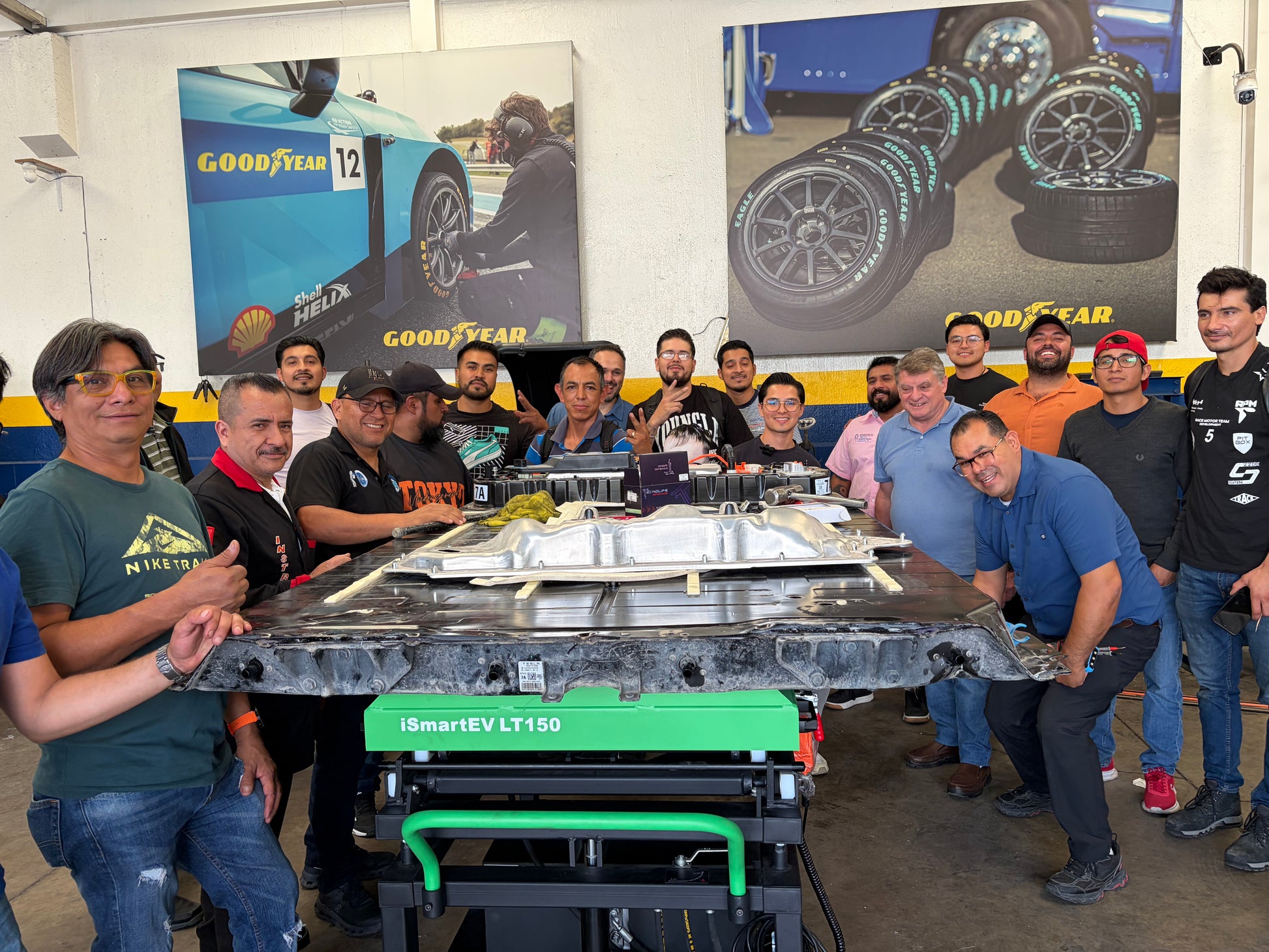 Técnico Máster en Vehículos Eléctricos AutoExacto y CISE con práctica real en batería EV de alta tensión sobre plataforma iSmartEV LT150