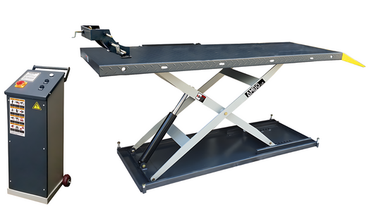 USCAR MC-600 mesa elevadora para motos y ATV, vista completa con rampa y prensa de rueda. Elevación rápida a 1,090 mm y estructura reforzada para uso intensivo.
