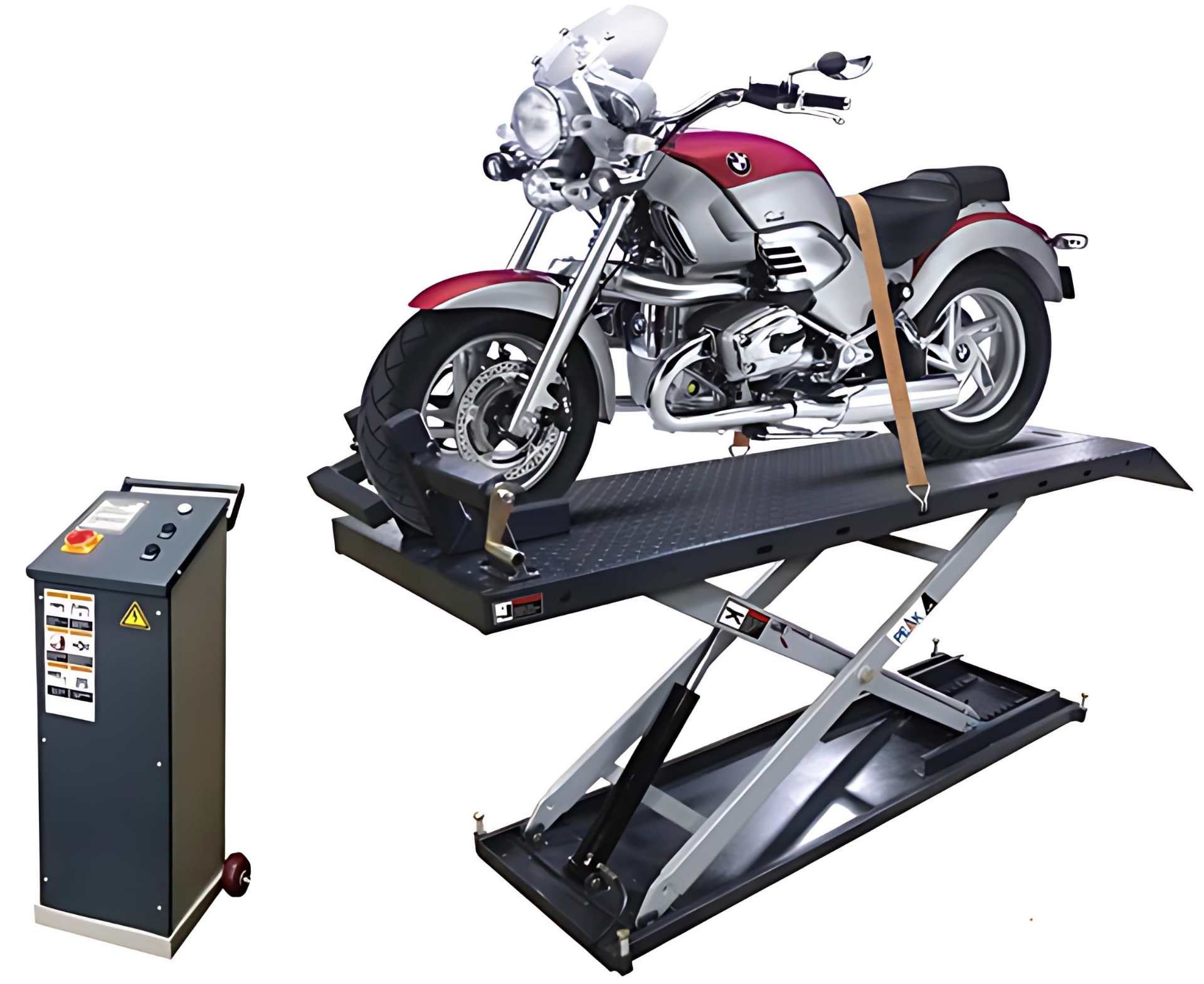 USCAR MC-600 elevador hidráulico profesional con motocicleta BMW montada. Plataforma robusta de 600 kg con prensa de rueda y rampa de acceso para servicio completo de frenos, suspensión y llantas.